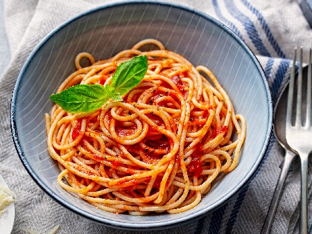 Спагети Наполи (сос Неаполитана) с домати, чесън, лук, босилек и сирене Пармезан - снимка на рецептата